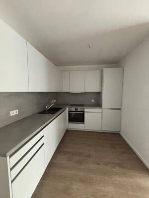 Geräumige 3-Zimmer-Wohnung mit EInbauküche und Balkon – 1067 Dresden – Vorschaubild 1