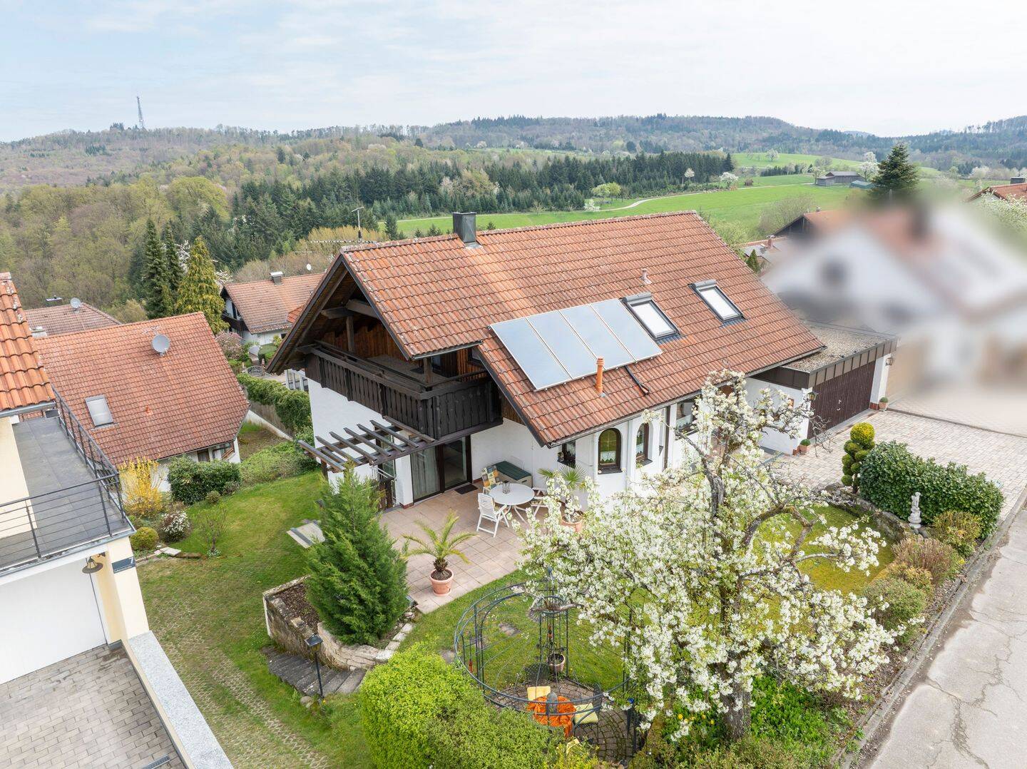 Familienfreundliches Einfamilienhaus mit Garten und Doppelgarage in idyllischer Lage – Oberstenfeld – Bild 1 von 9
