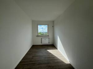 Geräumige Familienwohnung mit Balkon in Zwickau, Neuplanitz – 8062 Zwickau – Vorschaubild 4