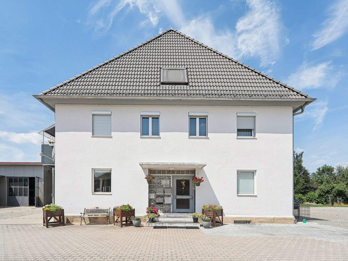 Solides Mehrfamilienhaus mit Gewerbeeinheit und Entwicklungspotenzial in Lichtenau – Lichtenau – Bild 1 von 9