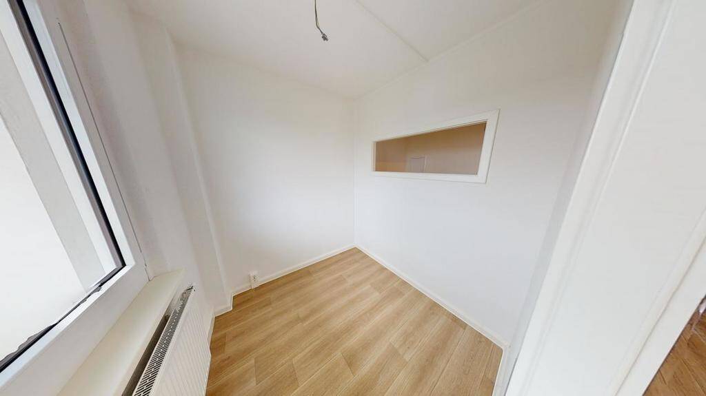 Lichterfüllte 1-Raum-Wohnung mit Einbauküche und Balkon – Chemnitz – Vorschaubild 3