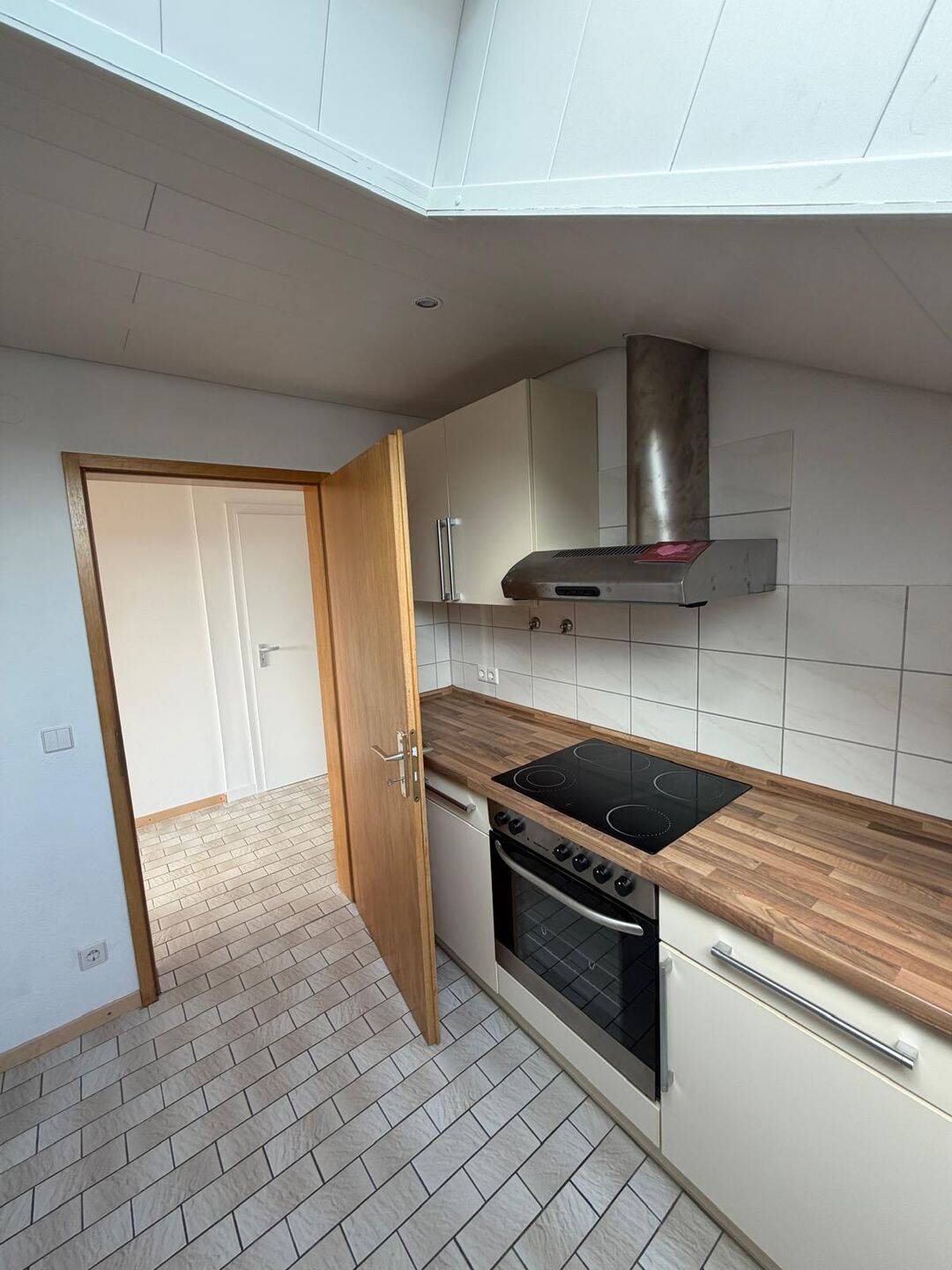 Ruhige 2,5-Zimmer-Dachgeschosswohnung mit Balkon und Weinbergblick in Obersulm-Affaltrach – Obersulm – Vorschaubild 5