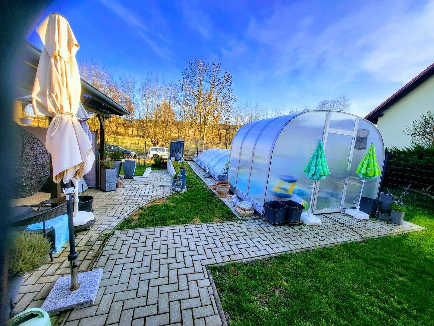 Leben wie im Urlaub: Freistehendes Traumhaus mit Pool, Gartenparadies und Doppelgarage – Magdala – Bild 1 von 9
