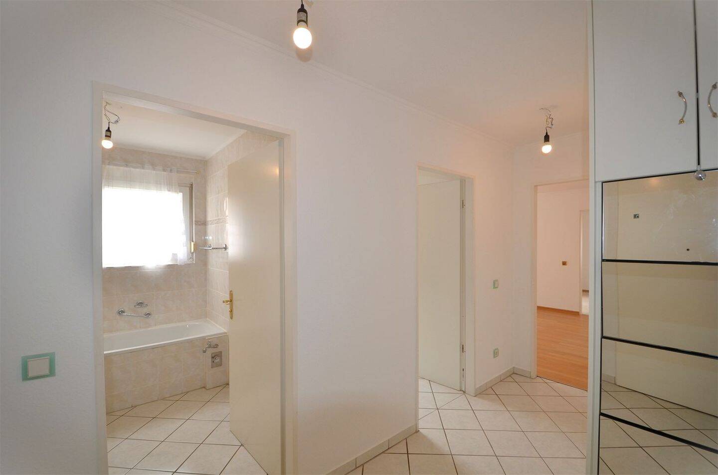 Lichtdurchflutete 2-Zimmer-Wohnung mit Balkon und Aufzug - Ihr neues Zuhause in Potsdam – Potsdam – Vorschaubild 2