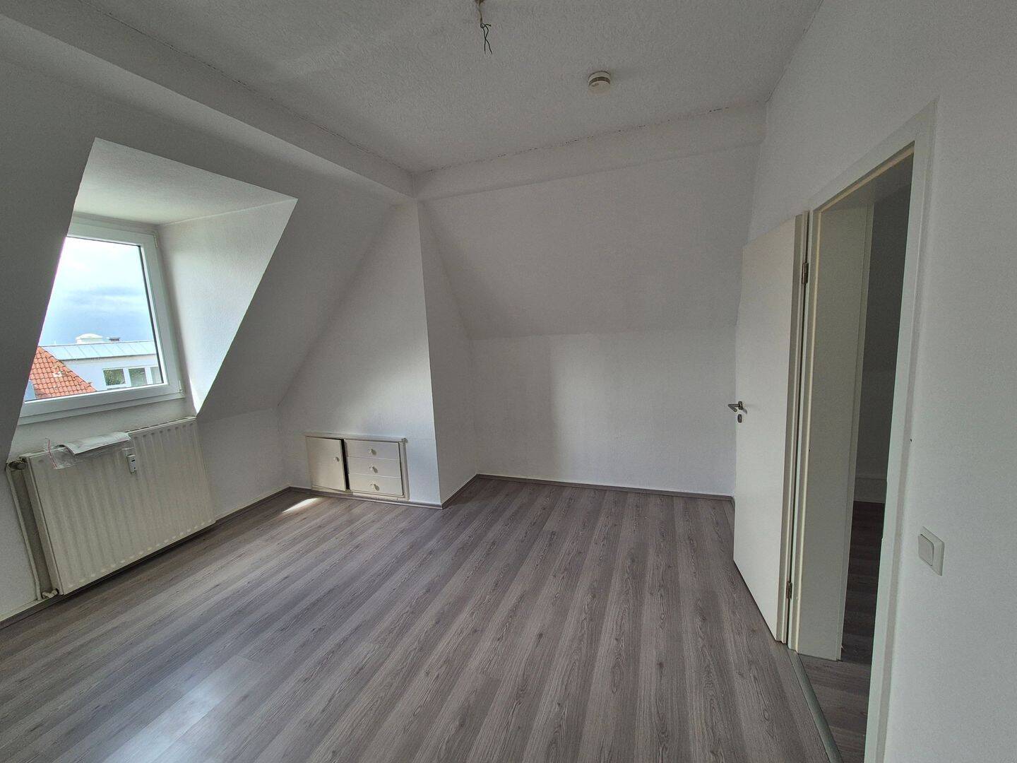 Dachgeschoßwohnung 3 Zimmer in 3-Fam.-haus in sehr schöner Wohngegend – Remscheid – Vorschaubild 3