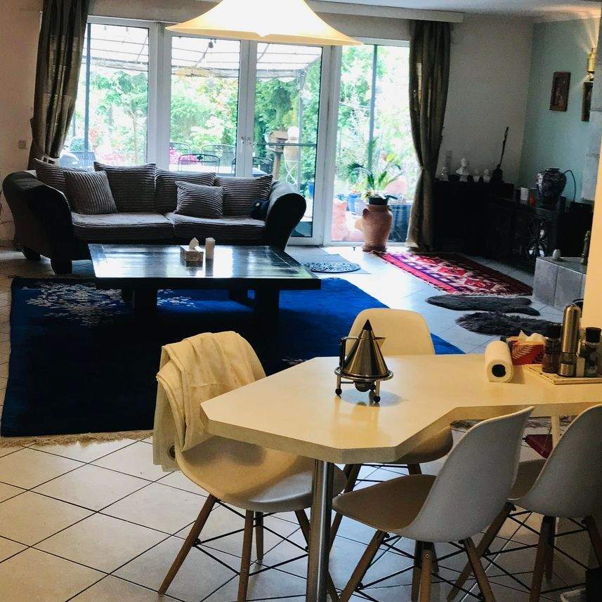 Traumhaftes helles Reihenhaus/ Terrasse/ Stellplatz/ Kamin/4 Schlafzimmer/ zentral /eigene E-Ladestation / reichlich Nutzfläche / nicht vollgestellt
