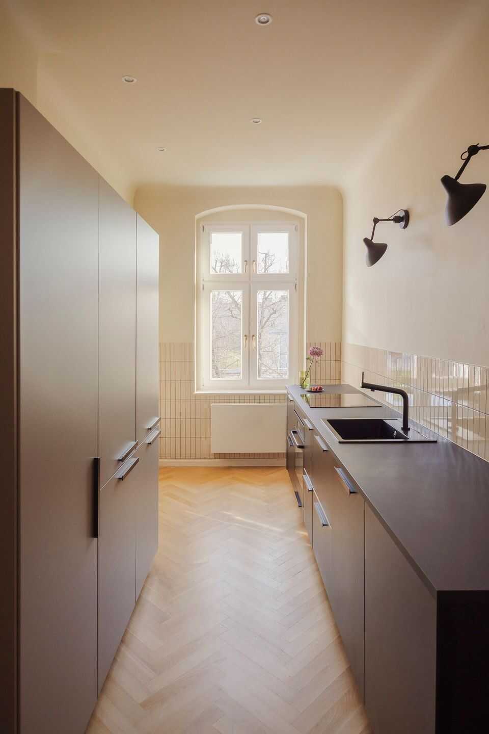 Klassischer Altbau mit Südbalkon, Licht und klarer Gestaltung in ruhiger Lage – Berlin – Bild 1 von 9