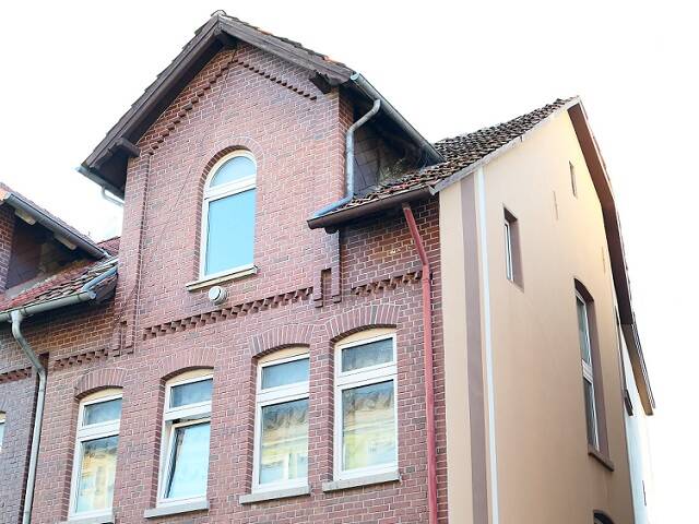 Herrliche Bestandsimmobilie mit drei Wohnungen und Nebengebäude auf pflegeleichtem Grundstück! – Hameln – Bild 1 von 4