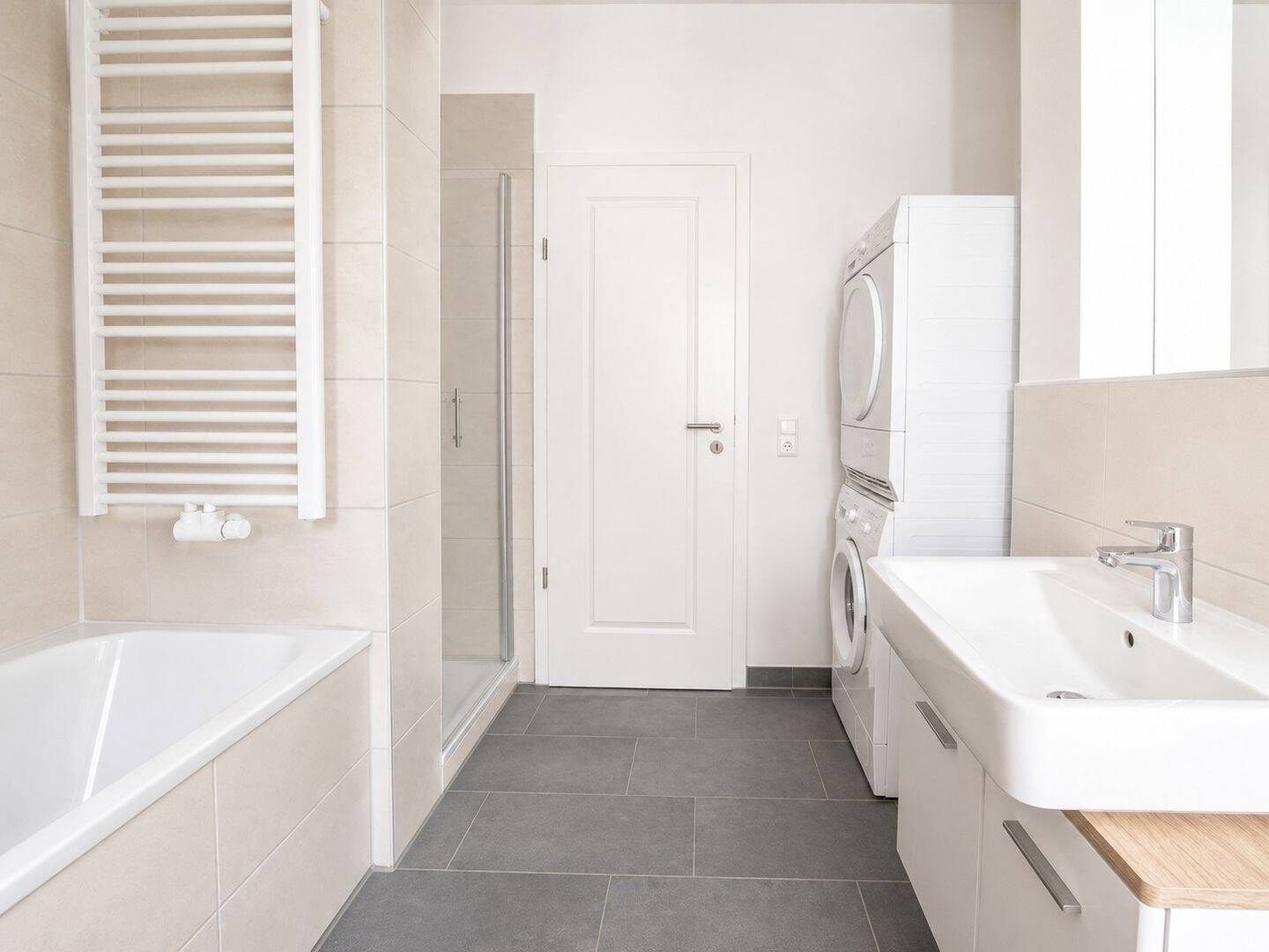 3-Zimmer-Wohnung mit Balkon, Bad mit Wanne/Dusche und grünem Innenhof – Leipzig – Vorschaubild 3