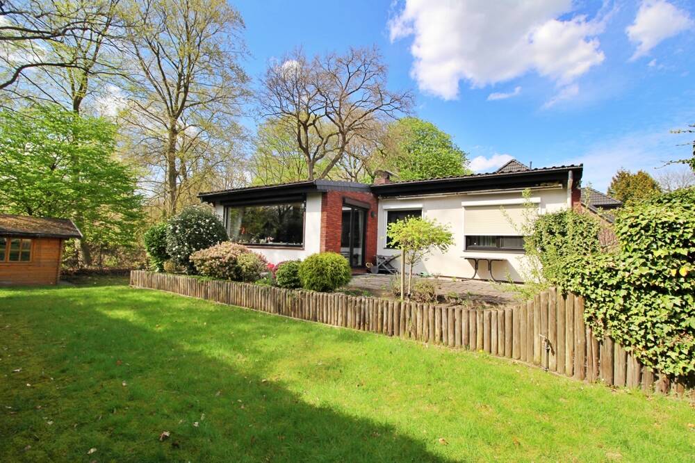 Ebenerdig plus Souterraint - Bungalow - Familienidyll - Sonniger Garten rund ums Haus, Garage & Carport.