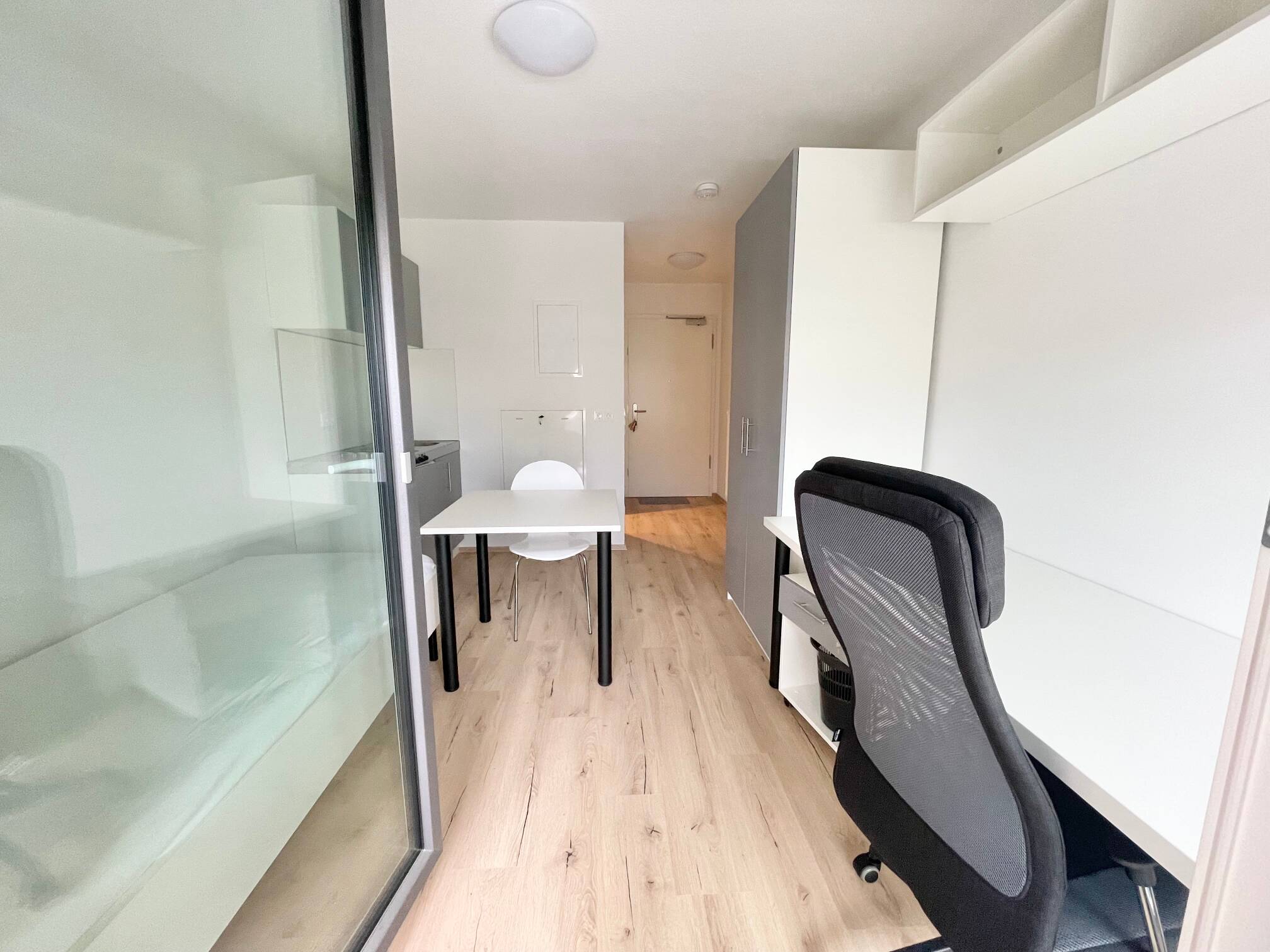 N-Johannis! Helle möblierte 1-ZW, 20 m² großer Balkon mit Aufzug – Nürnberg – Vorschaubild 2