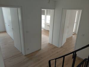 Lichtdurchflutete, komplett sanierte Doppelhaushälfte mit Garten - familienfreundlich wohnen in Regensburg-Schwabelweis – 93055 Regensburg – Vorschaubild 3