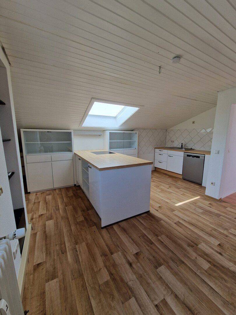 Helle 2,5-Zi-DG-Wohnung mit großer Wohnküche in ruhiger Waldrandlage - 5 Min nach Heidenheim