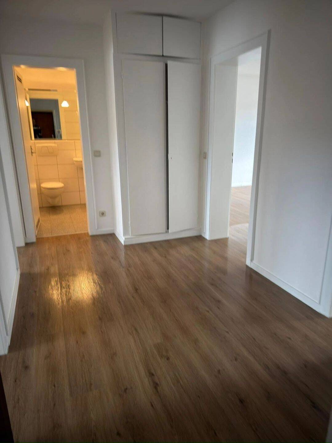 UMFANGREICH RENOVIERT! _ 3-RAUM-WOHNUNG MIT WANNENBAD, GÄSTE-WC UND BALKON IM DUISBURGER-SÜDEN! – Duisburg – Vorschaubild 2