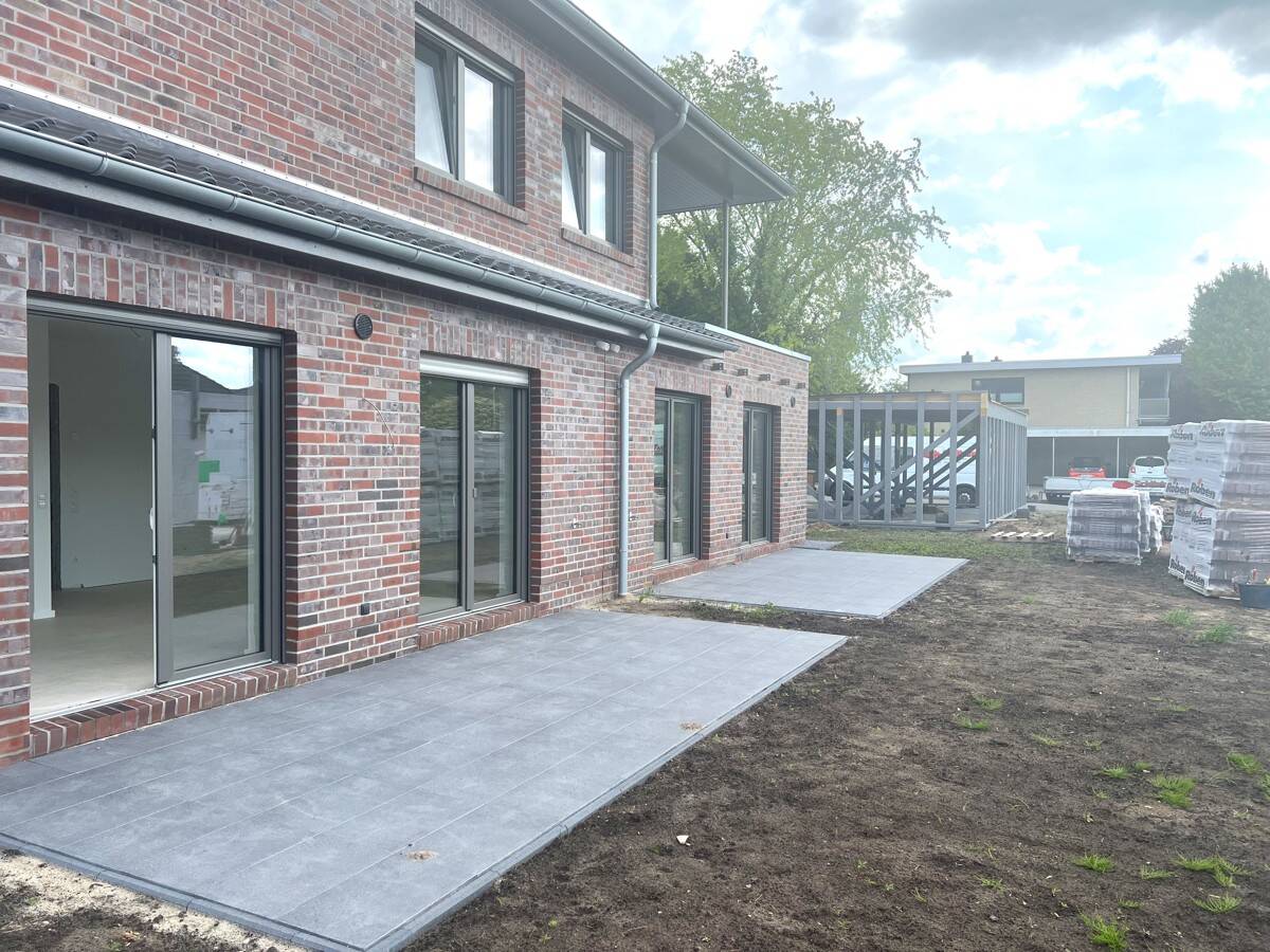 Bad Zwischenahn! Neuwertige 2 ZKB Erdgeschosswohnung mit Carport und Terrasse