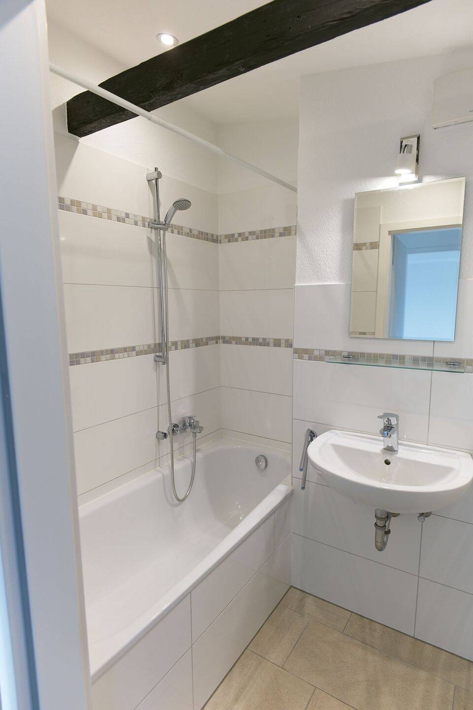 Stilvolle ruhige 3-Zi-Dachgeschosswohnung im Jugendstilhaus - eigene Etage, Dachbalken und Gartenmitnutzung, zentrumsnah in Kiel – Kiel – Vorschaubild 6