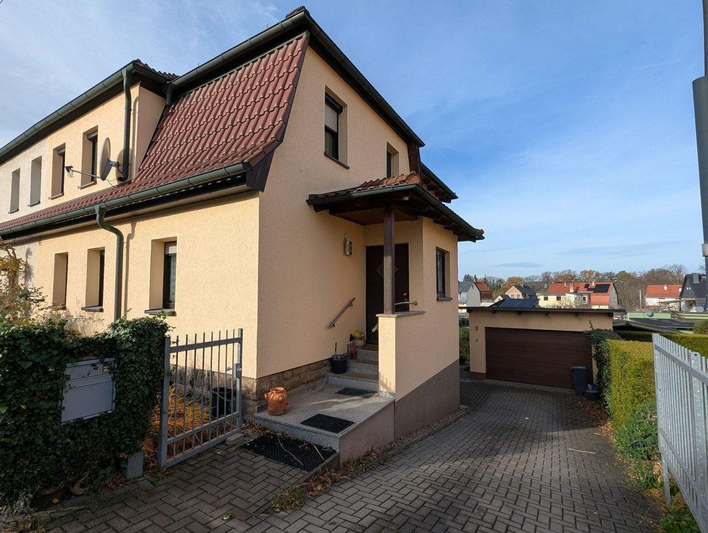 Attraktive Doppelhaushälfte in Saalfeld, Obere Stadt – Saalfeld/Saale – Bild 1 von 9