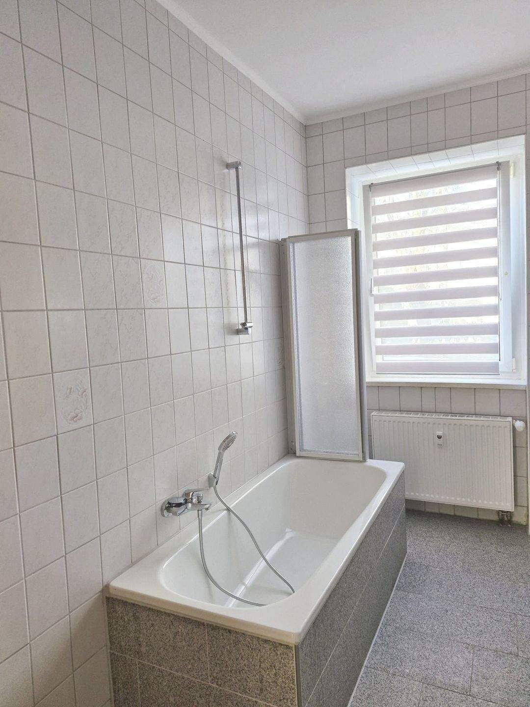 Große 2-Raumwohnung mit Wannenbad und separatem WC – Chemnitz – Vorschaubild 2