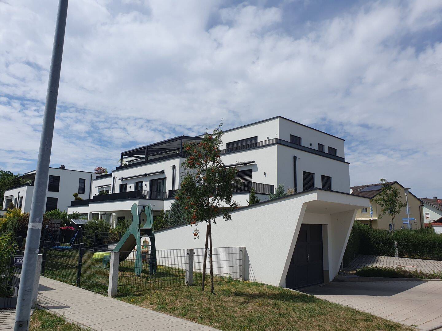 * AUSSERGEWÖHNLICH und DACHTERRASSE * -- Moderne 3-ZIMMER-Wohnung mit TIEFGARAGE und PKW-Platz