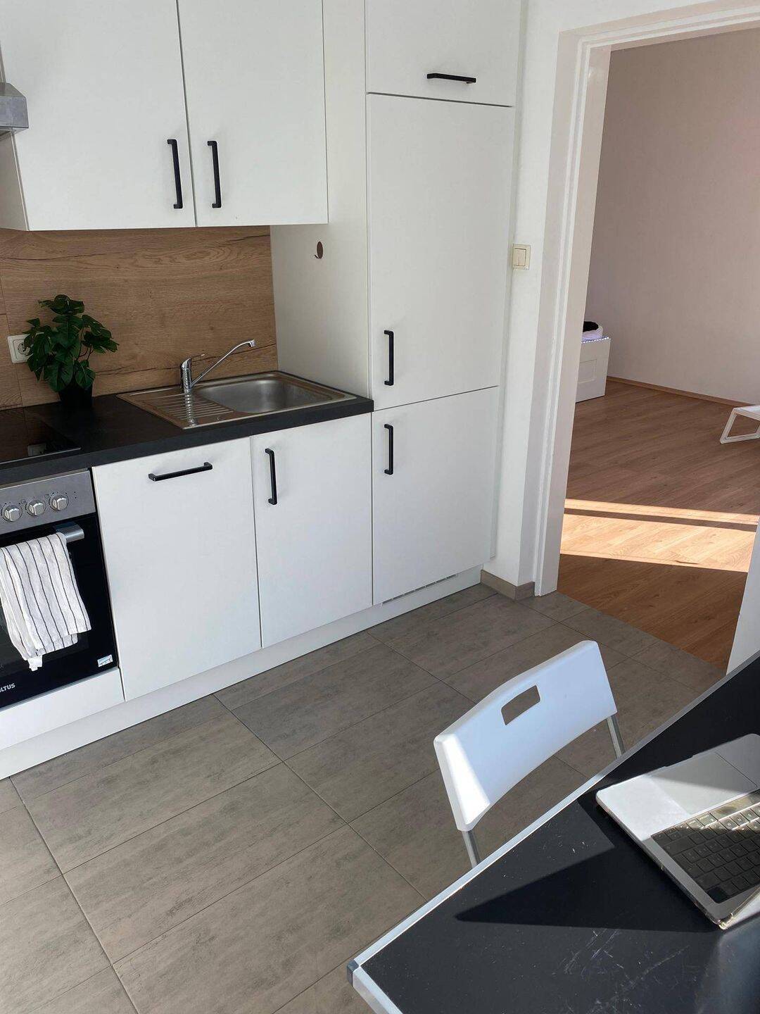 Neu renovierte 1,5-Zimmer-Wohnung mit Einbauküche und Balkon – München – Vorschaubild 2