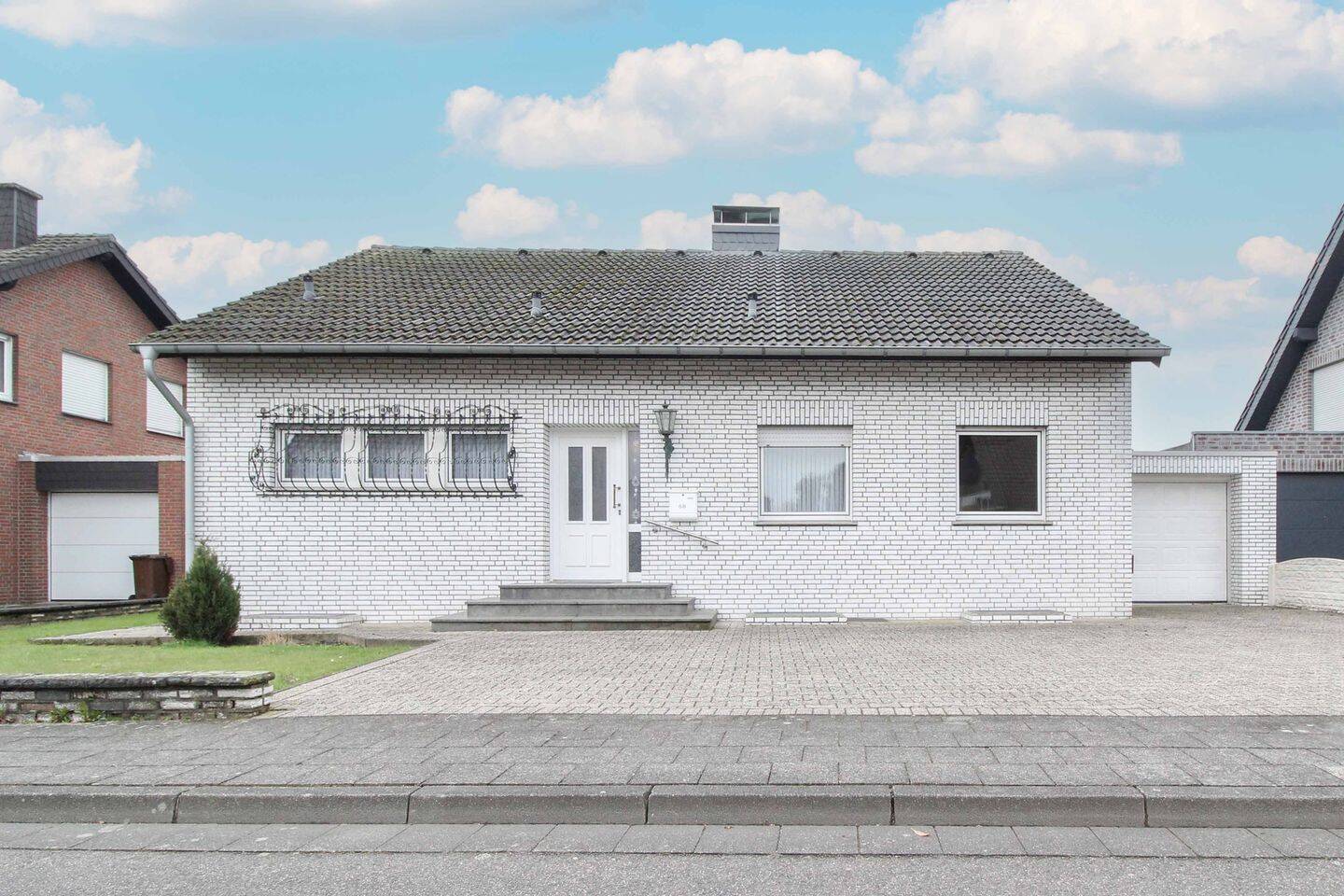 Die Sonne genießen: Gepflegtes EFH mit idyllischem Sonnengarten in Vorstadtlage – Nettetal – Bild 1 von 9