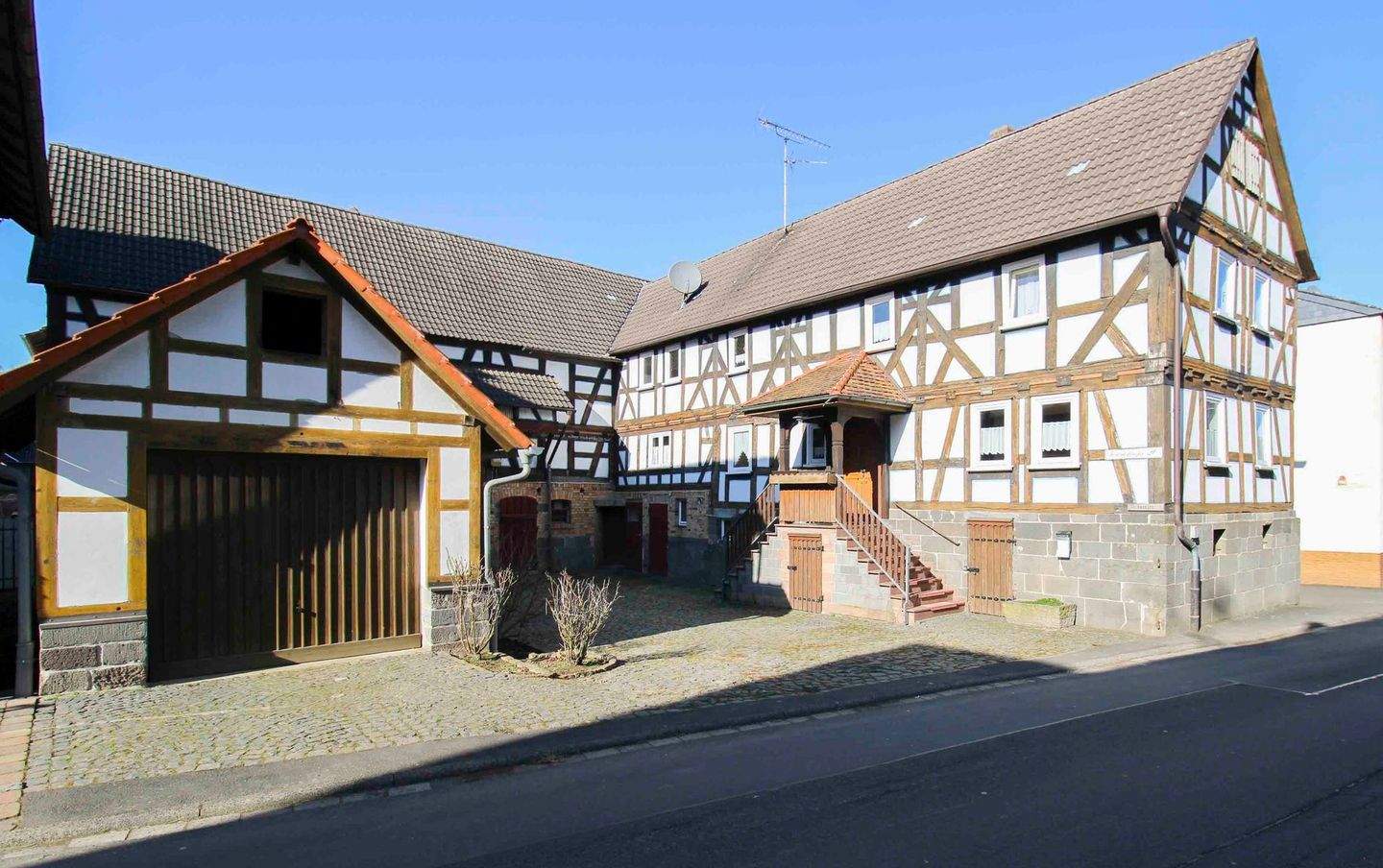 Historische Hofreite mit vielseitigen Nutzungsmöglichkeiten in Ebsdorfergrund-Wermertshausen – Ebsdorfergrund – Bild 1 von 9