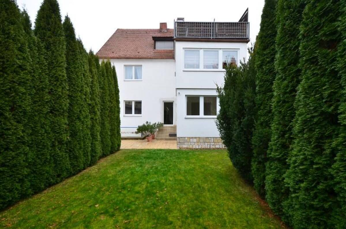 Rendite 5%! Mehrfamilienhaus mit 4 Wohnungen und Balkonen, Dachterrasse in Regensburg Südost – 93053 Regensburg – Bild 1 von 9