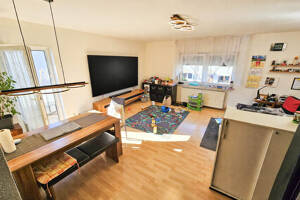 Helle Maisonette-Wohnung mit zwei Balkonen und Duplex-Stellplatz