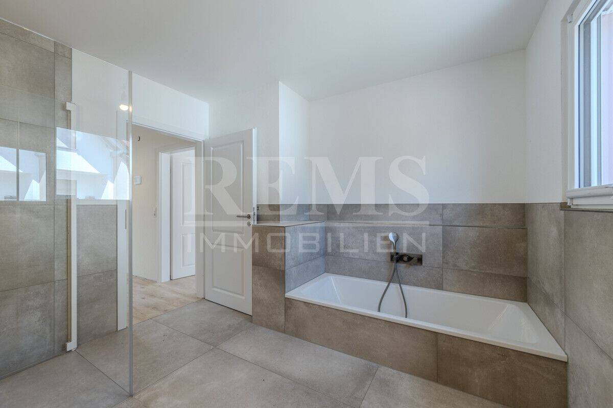 Erstbezug im Neubau: Einfamilienhaus mit 5 Schlafzimmern, EBK, Balkon, Terrasse, Garten und Garage – Schorndorf – Vorschaubild 8