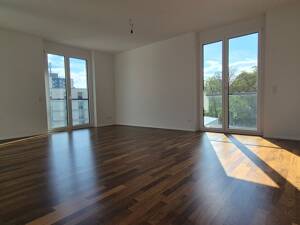Sofort bezugsfertig statt Baustelle - neuwertige 4,5 Zimmer-Wohnung mit Loggia!