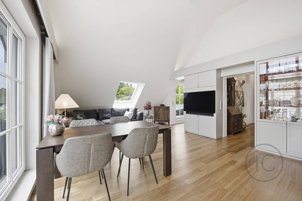 Dachgeschosswohnung mit beeindruckender Gesamtfläche, Terrasse und Balkon und 0,73 % Finanzierung – München – Vorschaubild 3