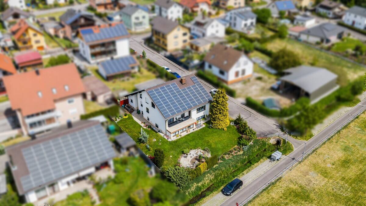Großzügiges Einfamilienhaus mit reichlich Ausbaupotenzial & herrlichem Gartenparadies! – Schwandorf – Bild 1 von 9