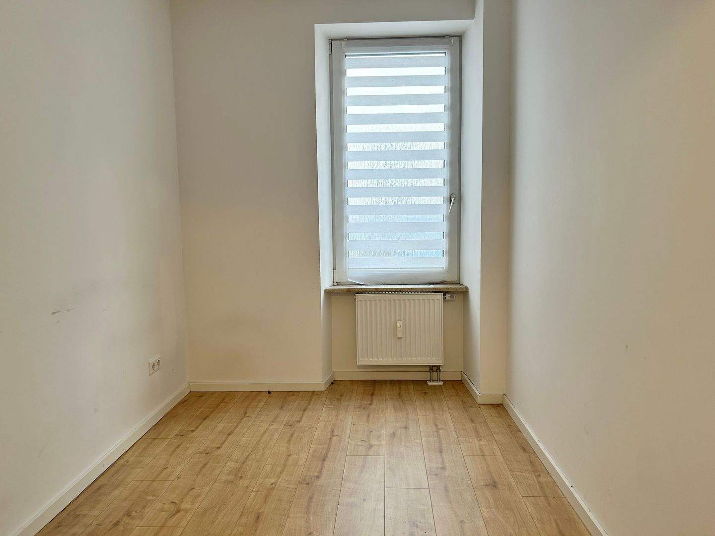 ***MINIMALISTISCHE 28 m² 2 ZIMMER SINGLE WOHNUNG*** KLEINER KOCHBEREICH – Fürth – Vorschaubild 4