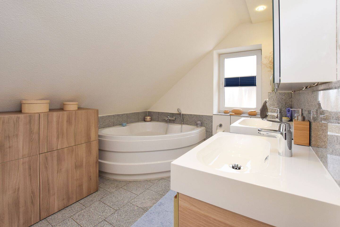Exklusive Dachgeschosswohnung mit 34 m² Dachterrasse, Einbauküche & Stellplatz im östlichen Ringgebiet – Braunschweig – Vorschaubild 8
