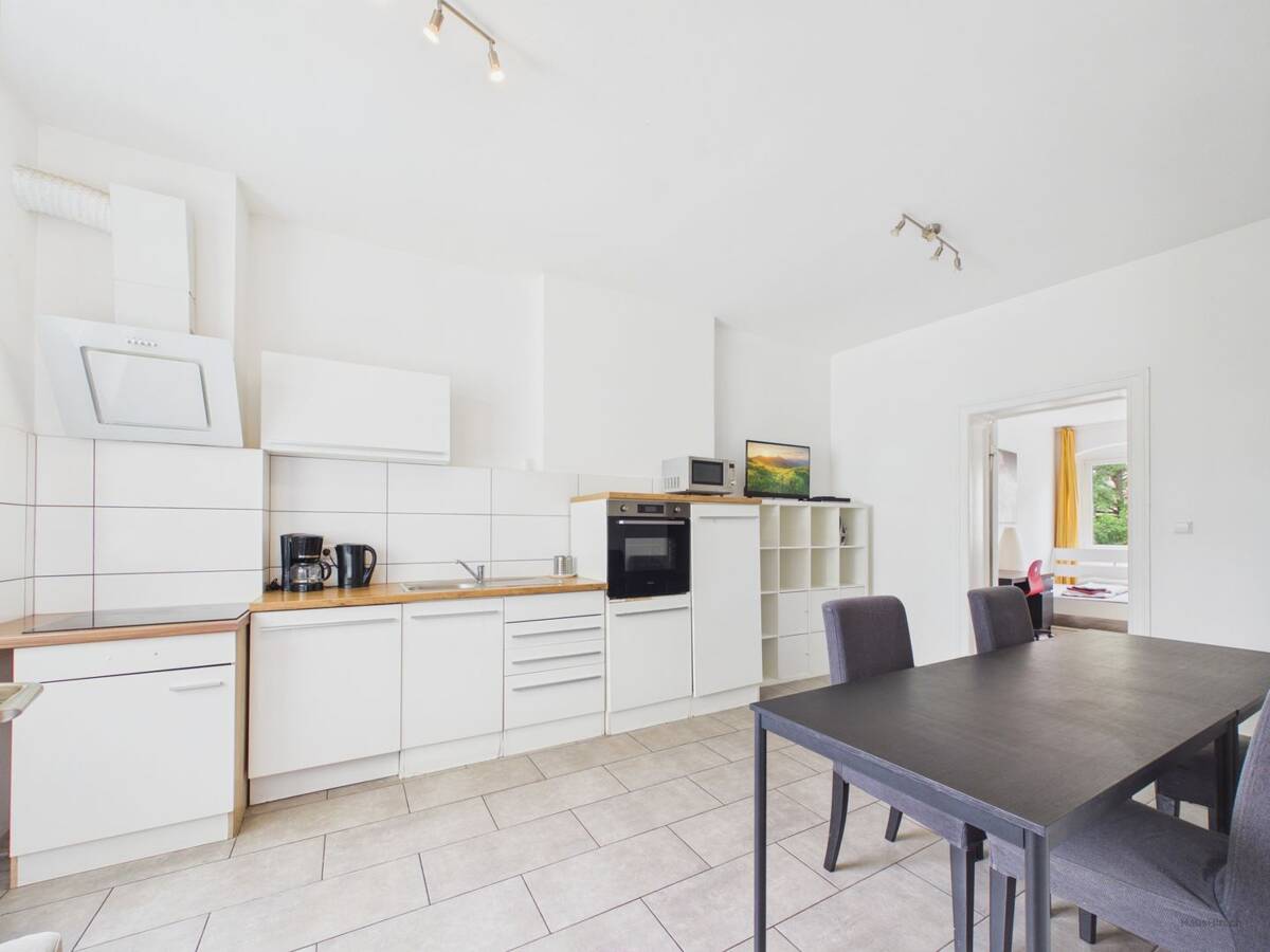 Charmante Altbauwohnung in Berlin: 3 Zimmer, offene Küche, lichtdurchflutet – 10553 Berlin – Bild 1 von 9
