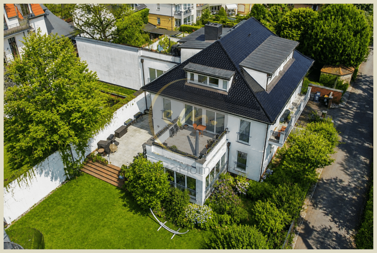 Wohnen und Arbeiten stilvoll verbinden: 3-Familien-Haus mit großzügigem Garten – 12587 Berlin – Bild 1 von 7