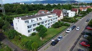 Entkernte 1,5-Zimmer-Wohnung mit Südbalkon und Stellplatz in Freiburg-Haslach – 79115 Freiburg im Breisgau – Vorschaubild 2