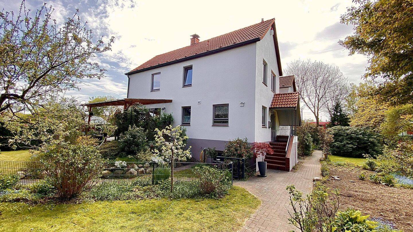 Modernes Familienhaus mit zusätzlichem Wohnbereich & großem Garten von Privat ohne Makler.