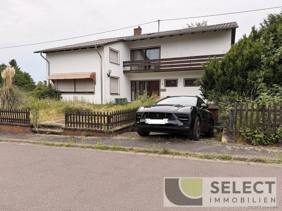 Großzügiges freistehendes Wohnhaus mit zwei Garagen in ruhiger Wohnlage