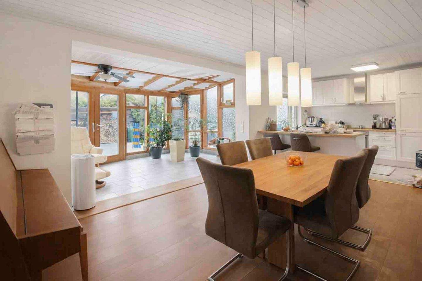 Charmantes Wohnen auf zwei Einheiten - ein Zuhause mit Wintergarten, Kaminofen & zwei Gärten – Uhingen – Bild 1 von 9