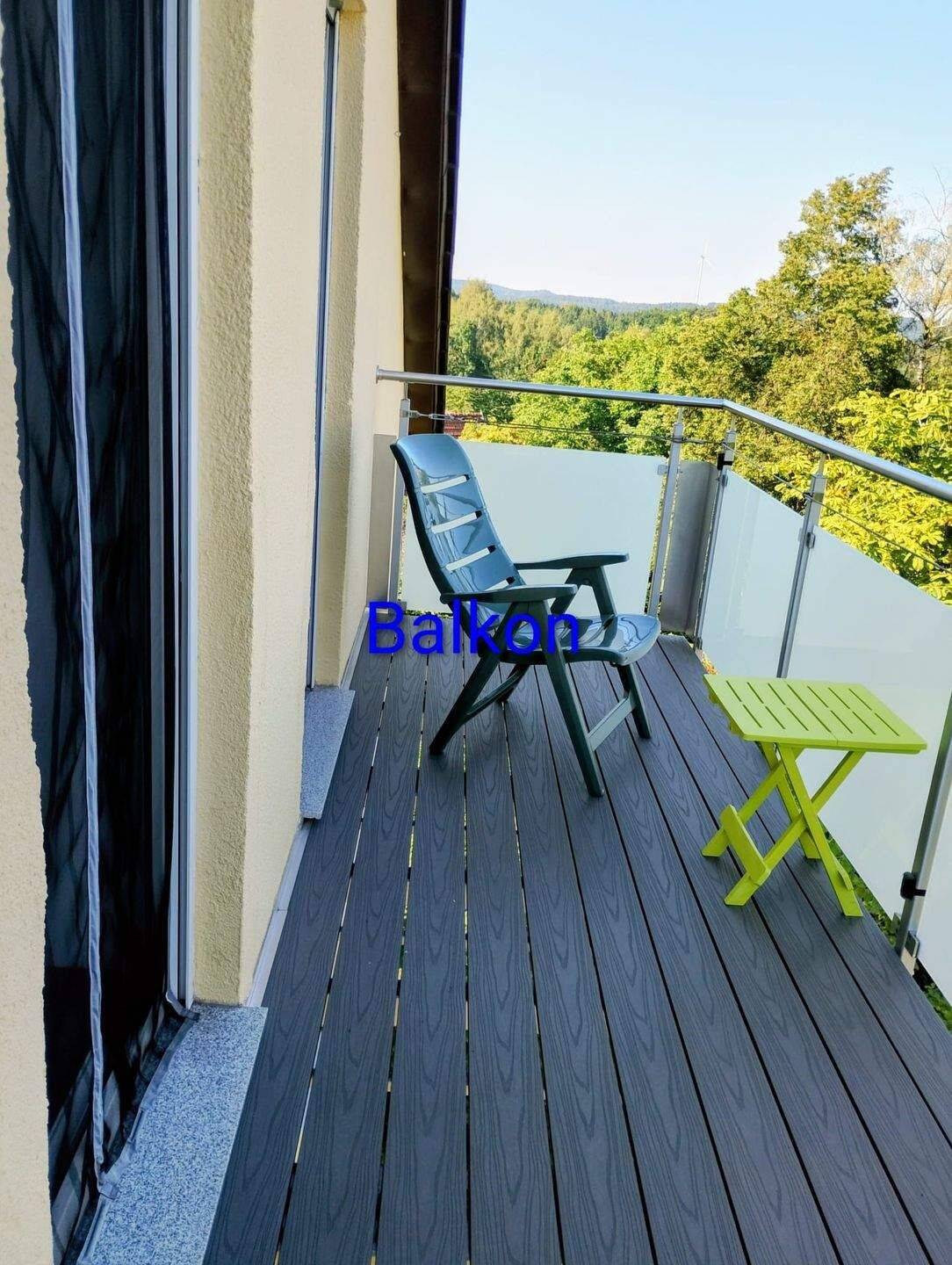 Fernblick genießen! Sanierte 4 Zi. DG Wohnung im Grünen mit Balkon!