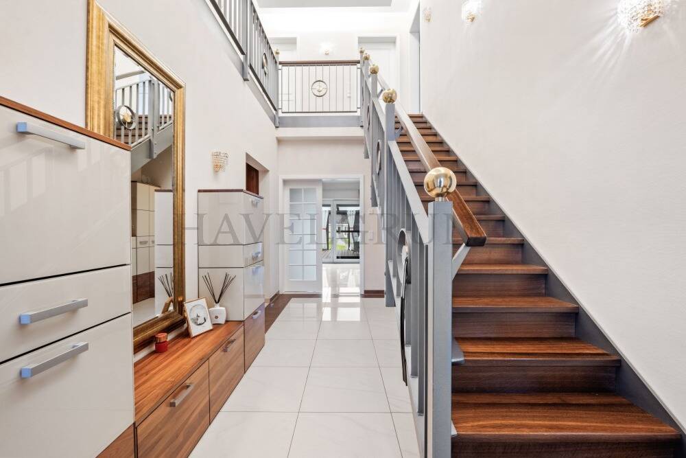 Exklusive Villa mit Einliegerwohnung, Pool und traumhaftem Gartenparadies! – Falkensee – Vorschaubild 4
