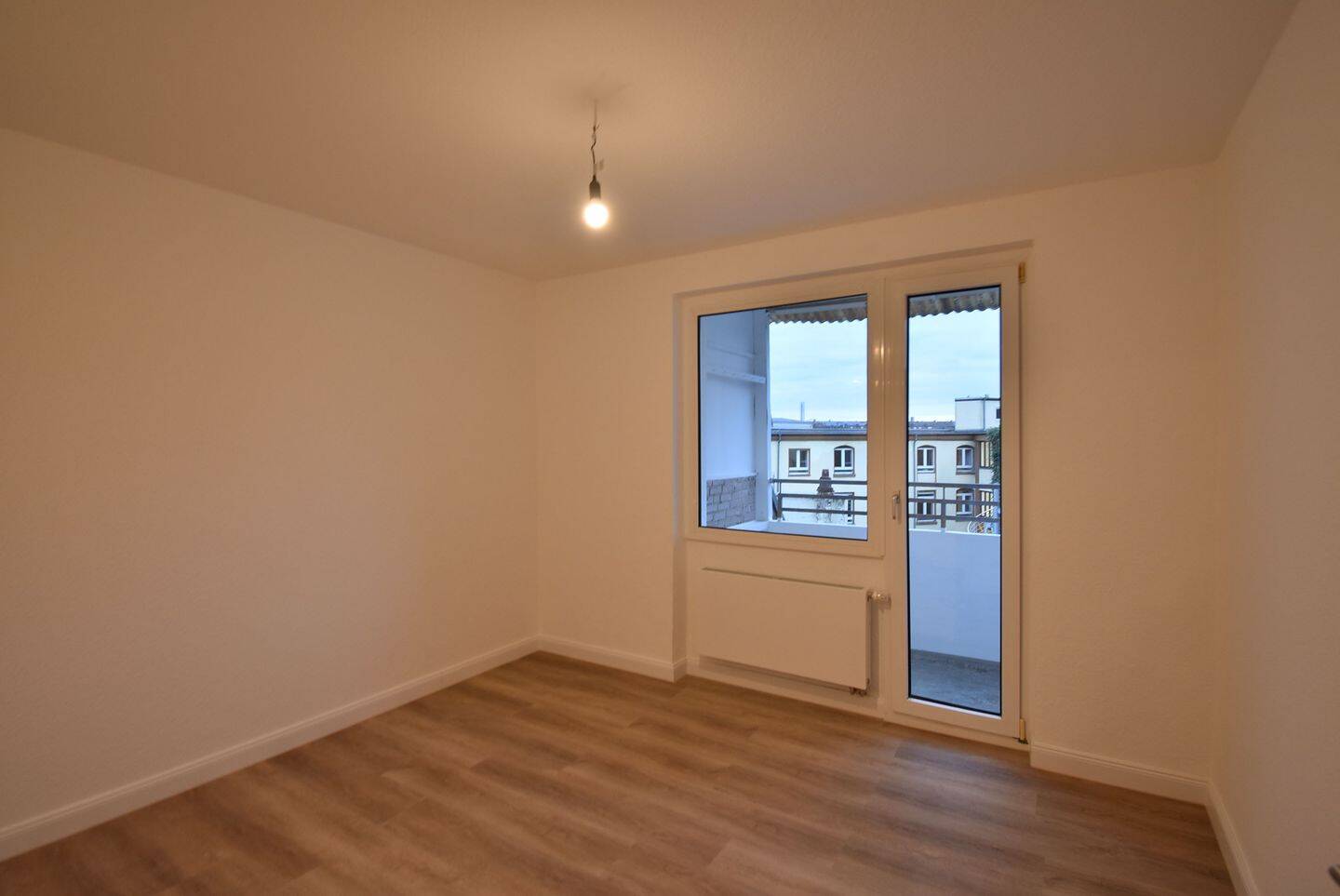 ERSTBEZUG nach Sanierung! Zentrale 2-Zi-Whg mit Balkon