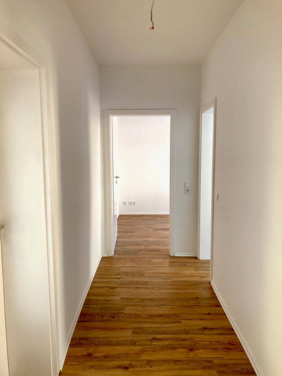 Frisch renovierte und modern ausgestattete 3-Zimmer- Wohnung mit großem Balkon und Stellplatz – Chemnitz – Vorschaubild 4