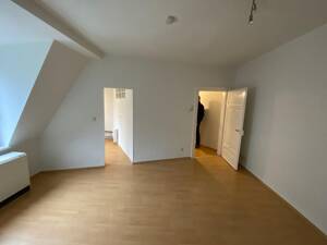 Charmante, helle 2-Zimmer Altbauwohnung in zentraler Lage
