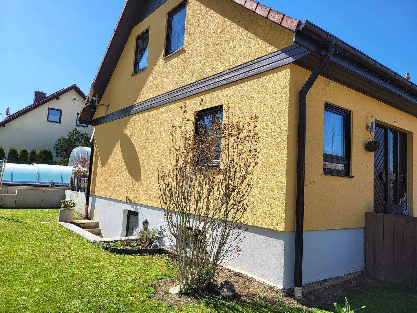 Leben wie im Urlaub: Freistehendes Traumhaus mit Pool, Gartenparadies und Doppelgarage – Magdala – Bild 1 von 9