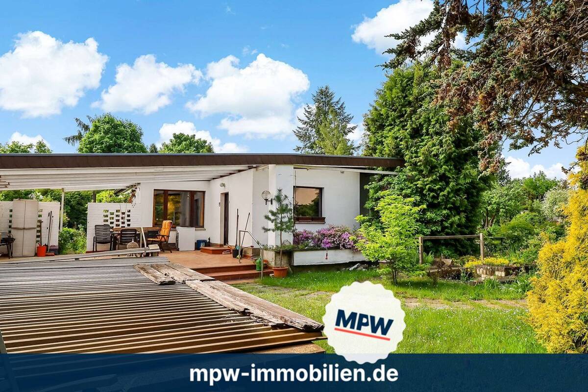 Wohnen im Grünen: Gepflegter Bungalow mit Pool, Kamin & sonnigem Garten in Berlin-Köpenick – 12555 Berlin – Bild 1 von 9