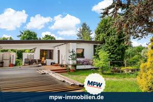 Wohnen im Grünen: Gepflegter Bungalow mit Pool, Kamin & sonnigem Garten in Berlin-Köpenick