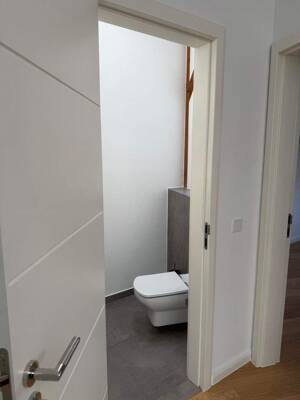 Exklusive 5-Raum-Dachgeschosswohnung mit Galerie, Einbauküche, Kamin, Terrasse und Aufzug - direkt an der Saale – 6110 Halle (Saale) – Vorschaubild 9