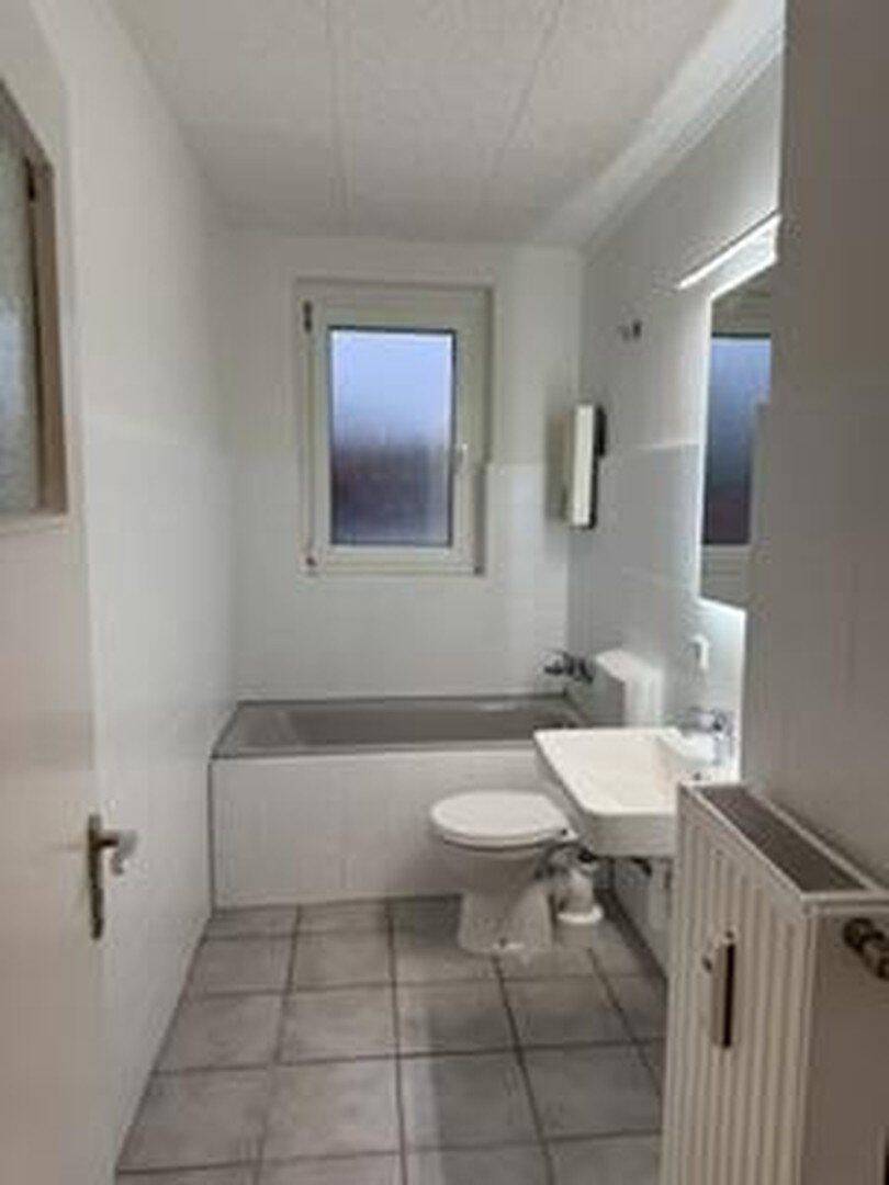 Helle 3 Zimmerwohnung in Hannover Ahlem frisch renoviert mit Einbauküche und KFZ Stellplatz